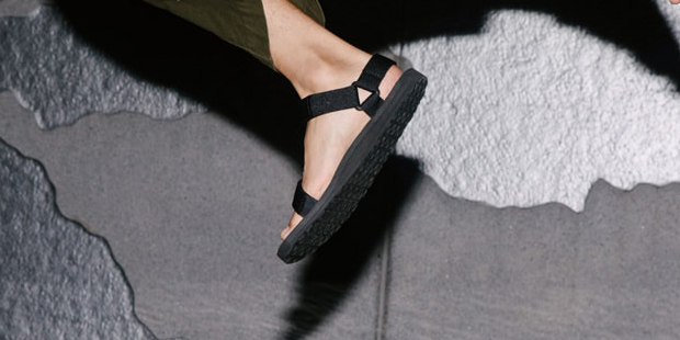black tevas mens
