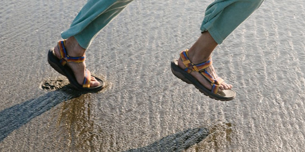 black tevas mens